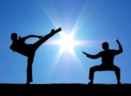 李晓旭首秀体能拉满 赛后累垮趴广告牌